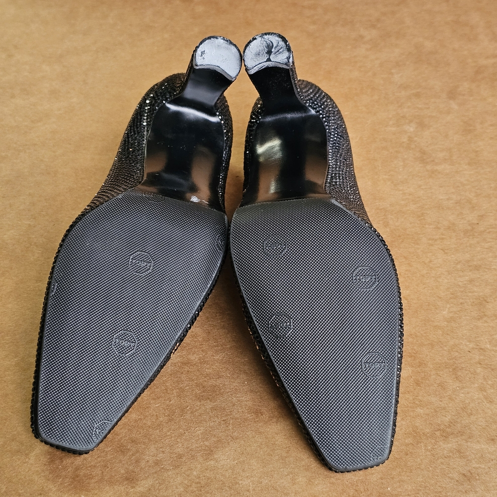 Elegant Black Heels with Gold Accents - Picture 6 of 9